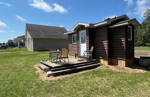 Elm Hall Cabin | Cozy cabin in Riverdale with outdoor adventures near bike trails and the casino.