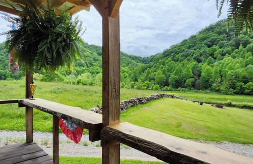 Smith Cabin | Cozy cabin in Sneedville Tennessee heart of the Appalachian Mountains.