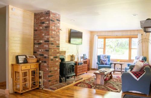 Stratton House | Cozy Cabin in Stratton Mountain & Mount Snow 10min