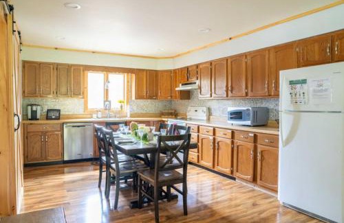 Stratton House | Cozy Cabin in Stratton Mountain & Mount Snow 10min
