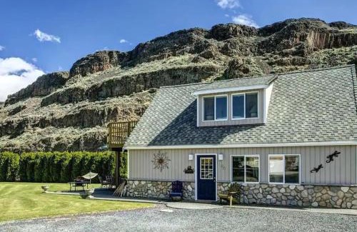 Sunland Estates Ski Chalet | Cozy Cabin in Sunland Estates