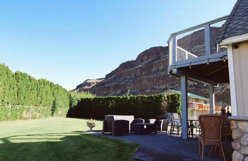 Sunland Estates Ski Chalet | Cozy Cabin in Sunland Estates
