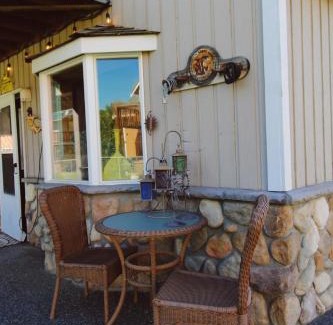 Sunland Estates Ski Chalet | Cozy Cabin in Sunland Estates