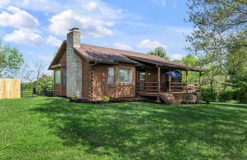 Midway Cabin | Cozy cabin in the heart of horse country