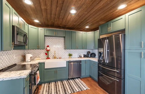 Highland Pines Cabin | Cozy Cabin in the Pines with Views!