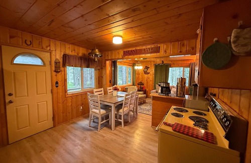 Island Park Cabin | Cozy Cabin in the Woods. 25 minutes to Yellowstone National Park