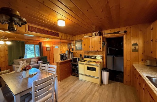 Island Park Cabin | Cozy Cabin in the Woods. 25 minutes to Yellowstone National Park