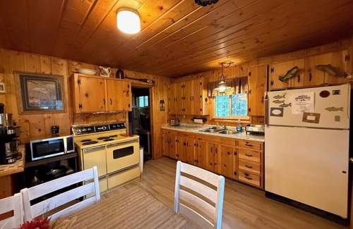 Island Park Cabin | Cozy Cabin in the Woods. 25 minutes to Yellowstone National Park