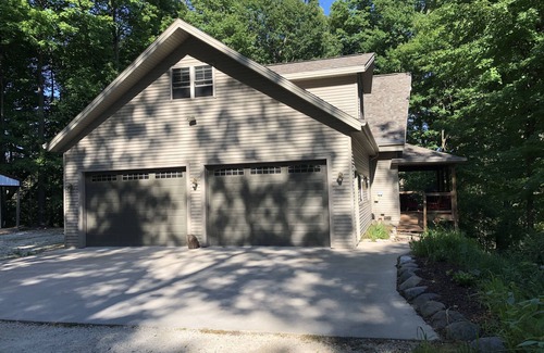 Valders House | Cozy Cabin in the Woods with fishing and golf nearby
