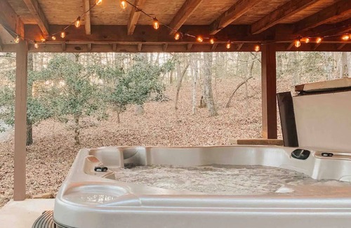 Dial Cabin | Cozy Cabin in woods with Hot Tub, Porch Swing Bed and Fire Pit in Aska Adventure