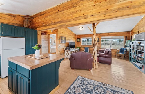 Bend Cabin | Cozy cabin just outside Sisters, pet friendly, great Mountain View’s, WiFi, & AC