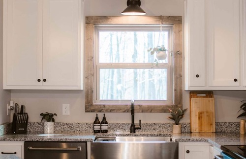 Murphy Cabin | Cozy Cabin King Suite, Hot tub, Gas Fireplace, Fire Pit, Grill & Games
