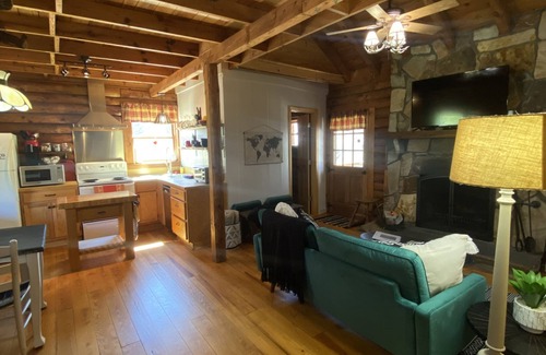 Stokes Cabin | Cozy cabin less than five minutes from park gates