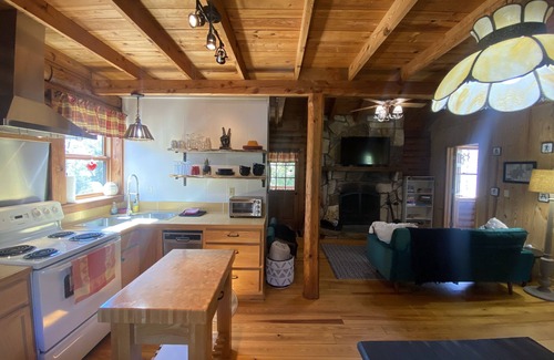 Stokes Cabin | Cozy cabin less than five minutes from park gates