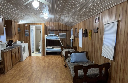 Samburg Cabin | Cozy cabin located on the water front at Reelfoot Lake