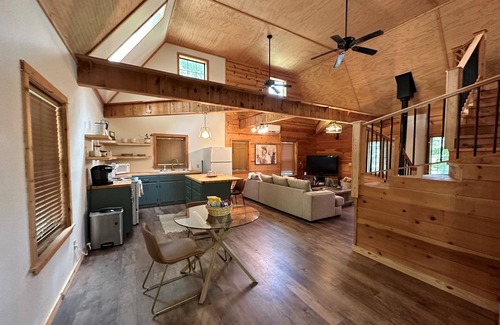 Center Ridge Cabin | Cozy cabin located on private drive on 40 acre Ranch!