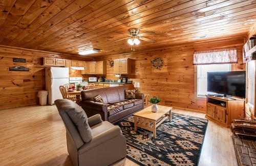 Gatlinburg - Pigeon Forge Cabin | Cozy Cabin| Minutes from PG and GB