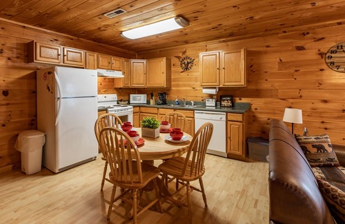 Gatlinburg - Pigeon Forge Cabin | Cozy Cabin| Minutes from PG and GB