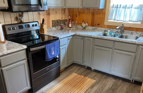 St. Helen Cabin | Cozy cabin near the trails with a fenced in yard