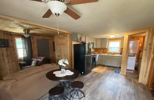 St. Helen Cabin | Cozy cabin near the trails with a fenced in yard