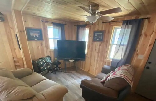 St. Helen Cabin | Cozy cabin near the trails with a fenced in yard