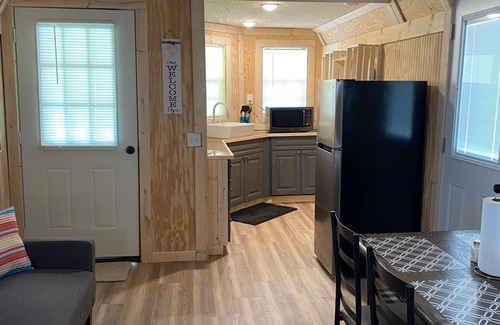 Rocky Top Cabin | Cozy cabin near ATV trails/Norris Lake/Moutain lake Marina in Rocky Top, TN!
