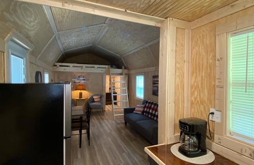 Rocky Top Cabin | Cozy cabin near ATV trails/Norris Lake/Moutain lake Marina in Rocky Top, TN!