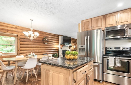 Suwanee Cabin | Cozy cabin near downtown Suwanee
