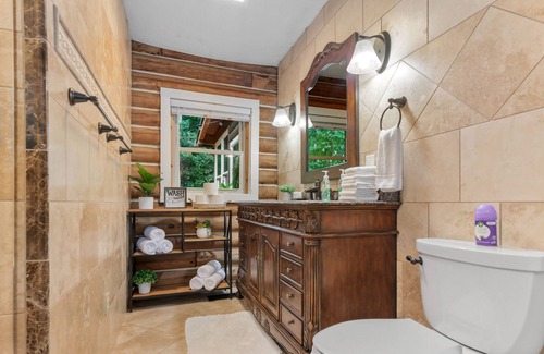 Suwanee Cabin | Cozy cabin near downtown Suwanee