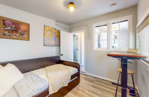 Canon City House | Cozy Cabin Near Royal Gorge Route Railroad - Full Kitchen, WiFi, Dog-Friendly