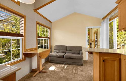 Sandwich House | Cozy Cabin Near Sandwich Glass Museum, Massachusetts
