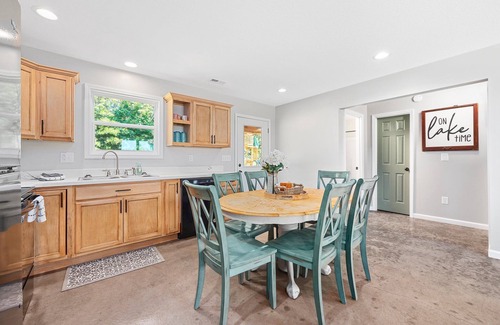 Stoutsville Cabin | Cozy Cabin on 3 acres 1 minute from boat ramp!