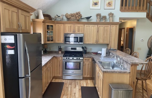 Thompsonville Cabin | Cozy Cabin on 8th Green at Crystal Mountain Resort -