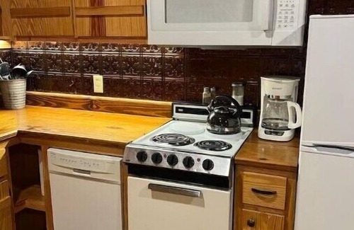 Clarksville Cabin | Cozy cabin on Lake Ludwig with a nice view of the lake. Pet friendly!