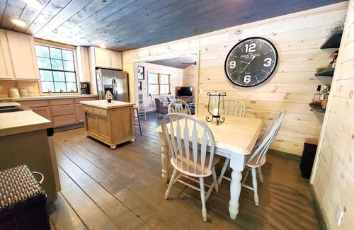 Roan Mountain Cabin | Cozy Cabin on Roan Mountain with a view and WIFI