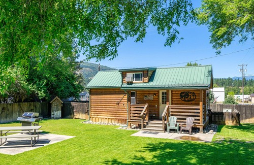 Northport Cottage | Cozy cabin on the edge of town.