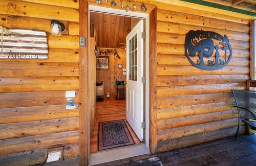 Northport Cottage | Cozy cabin on the edge of town.