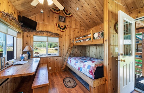 Northport Cottage | Cozy cabin on the edge of town.