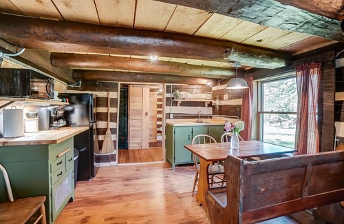 Dola Cabin | Cozy Cabin on the Farm