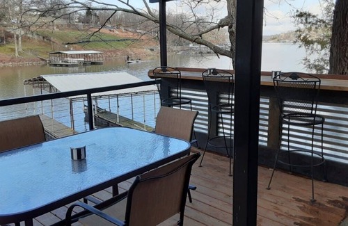 Osage Beach Cabin | Cozy Cabin on the Lake! Sleeps 2 @ Jacks Shack!