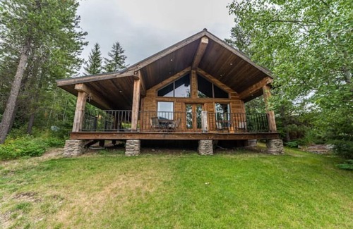 Coram Cabin | Cozy cabin outside Glacier National Park. Private hot tub + pet-friendly!
