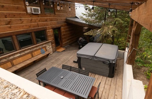 Coram Cabin | Cozy cabin outside Glacier National Park. Private hot tub + pet-friendly!