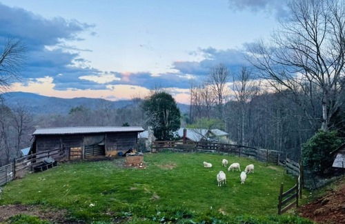 Green Mountain Cabin | Cozy Cabin: Peaceful Haven in the Heart of Nature
