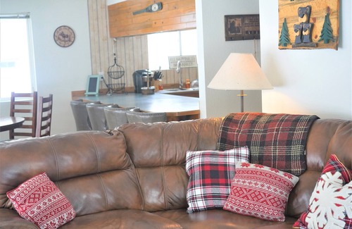 Roslyn Ridge Cabin | Cozy Cabin Pineloch Sun Beach Getaway! Lake Cle Elum 1mi away! New Hot Tub!