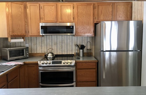 Roslyn Ridge Cabin | Cozy Cabin Pineloch Sun Beach Getaway! Lake Cle Elum 1mi away! New Hot Tub!