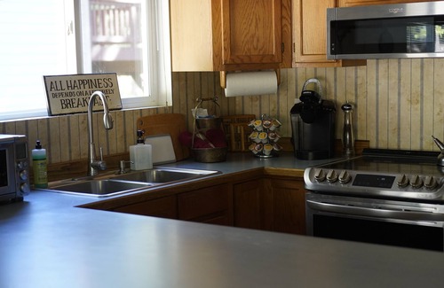 Roslyn Ridge Cabin | Cozy Cabin Pineloch Sun Beach Getaway! Lake Cle Elum 1mi away! New Hot Tub!