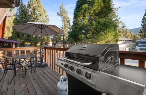 Woodlands House | Cozy Cabin - Quiet Area, Fireplace, Smart TV, Fenced Yard