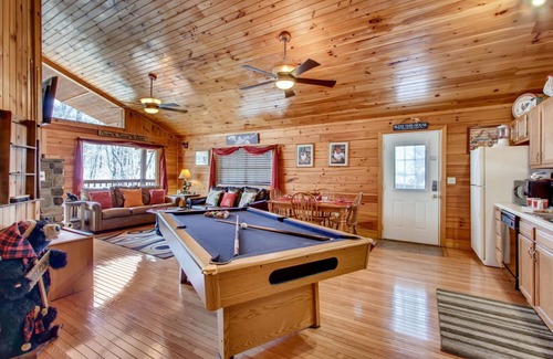 Gatlinburg - Pigeon Forge Cabin | COZY CABIN RETREAT at the entrance of National Park, HotTub, secluded, fireplace