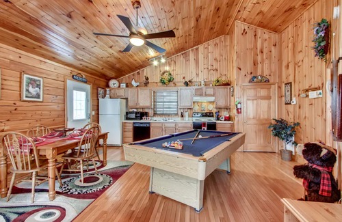 Gatlinburg - Pigeon Forge Cabin | COZY CABIN RETREAT at the entrance of National Park, HotTub, secluded, fireplace