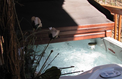 Gatlinburg - Pigeon Forge Cabin | COZY CABIN RETREAT at the entrance of National Park, HotTub, secluded, fireplace